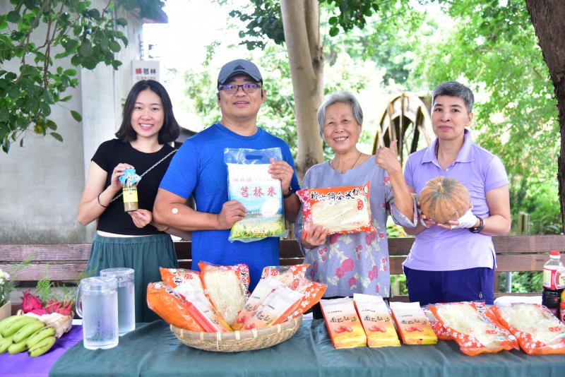 王培仁老師工作團隊協力推廣芎林在地農特產品。