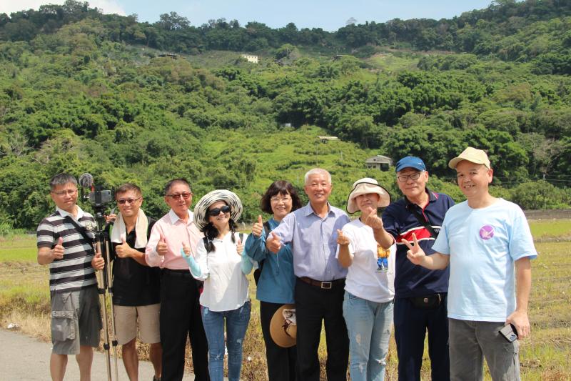 卓蘭鎮長帶領學員齊外拍。