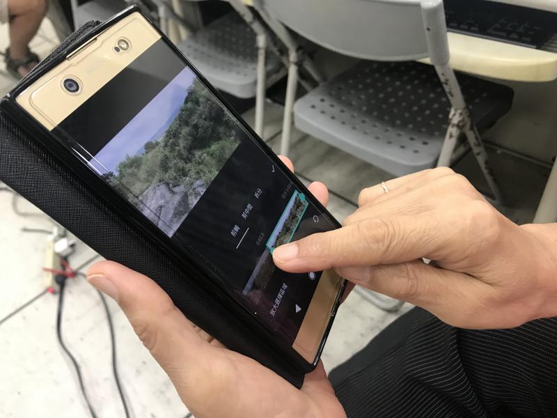 學員利用 APP 進行新聞採訪片段剪輯。