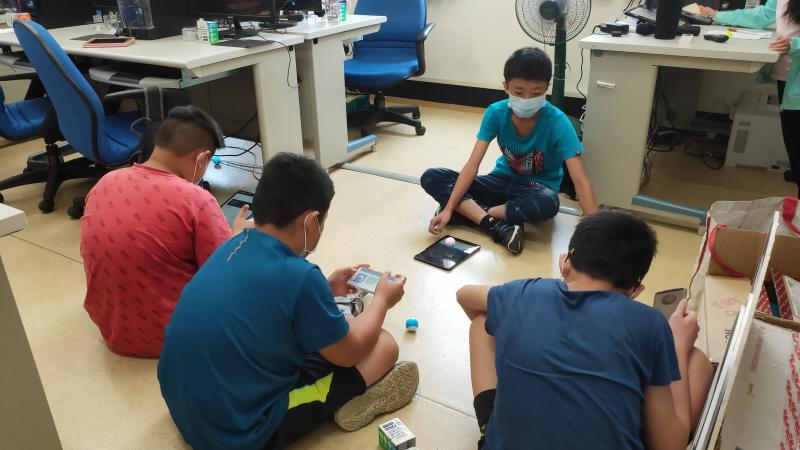 小男生組一起競賽