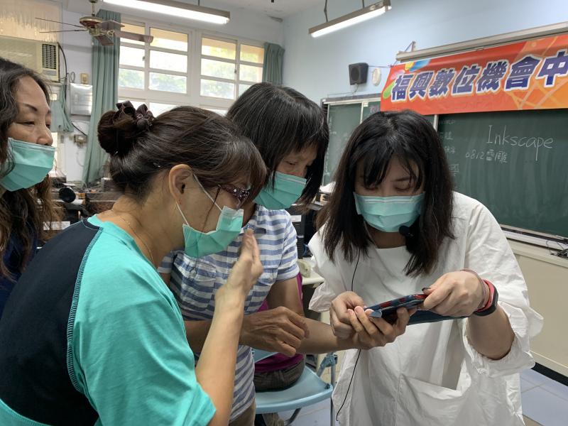 輔導團隊行動專案-在地資訊應用師資培訓-社面關懷面_講師與學員們討論APP操作