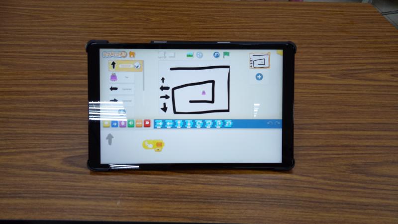 老師教導學童如何用APP程式設計出迷宮.學童自己設計出來的迷宮