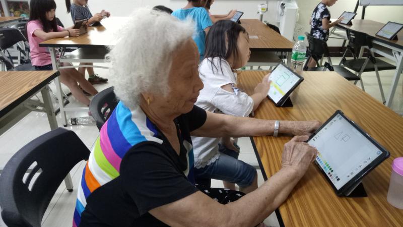 感覺很奇特.阿嬤說:我也來試試看