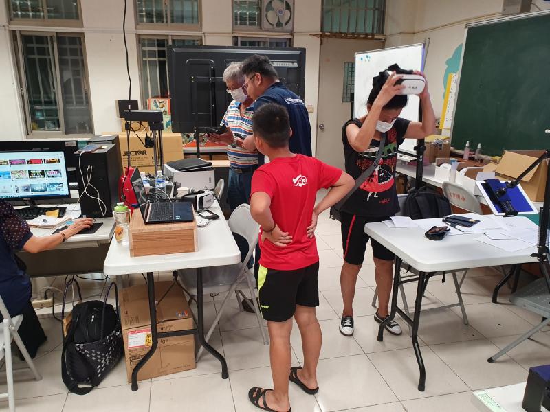 學員就地體驗VR虛擬實境操作方式.