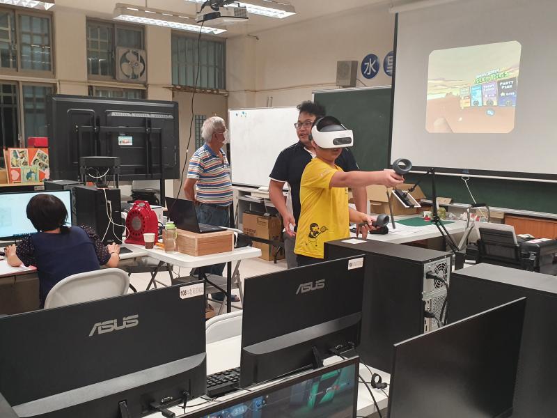 小學員親自體驗虛擬實境感覺_有點暈眩快感.