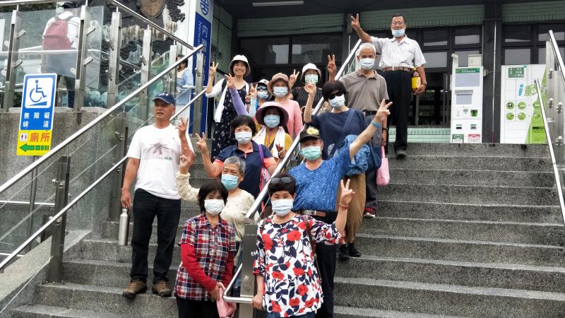 車站前 ，來個大合照