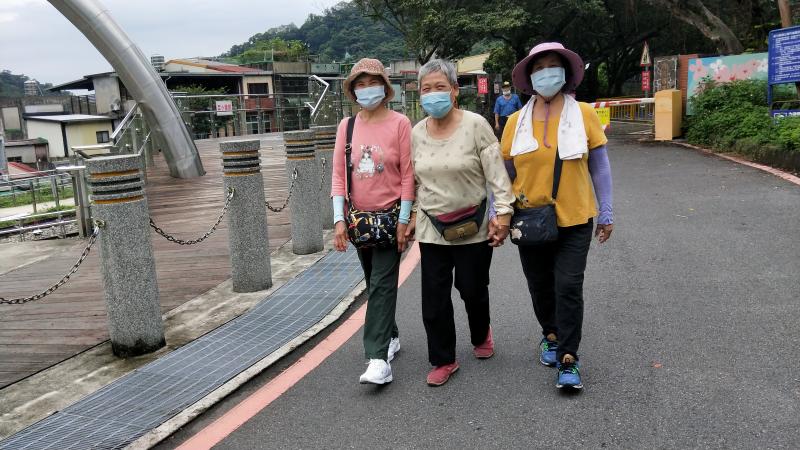 手牽手，跟著導航走