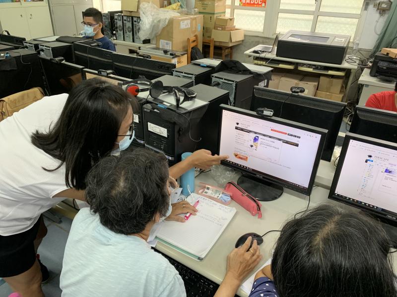 在地資訊應用師資培訓-新興科技雷射雕刻開源軟體應用_學員遇到卡關處，會互相討論研究。