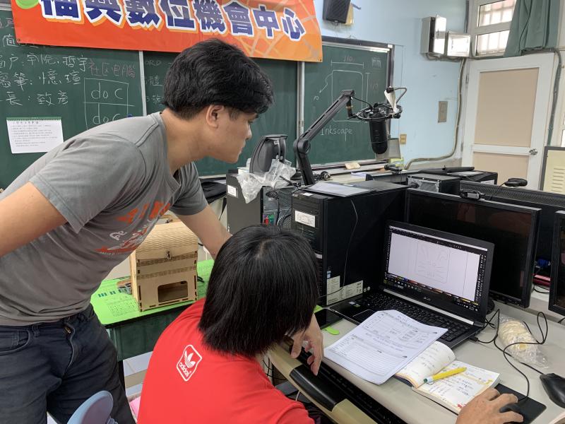 在地資訊應用師資培訓-新興科技雷射雕刻開源軟體應用_講師指導學員解決難處