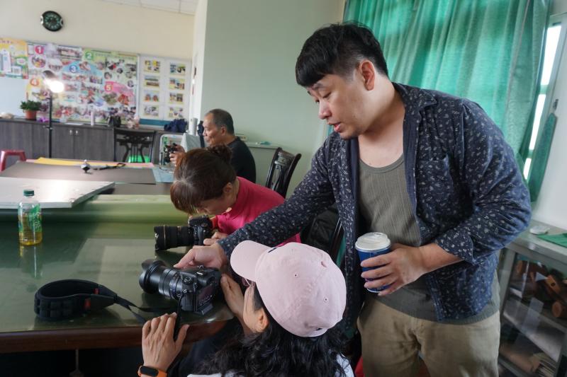 草屯來的學員帶單眼來請教老師