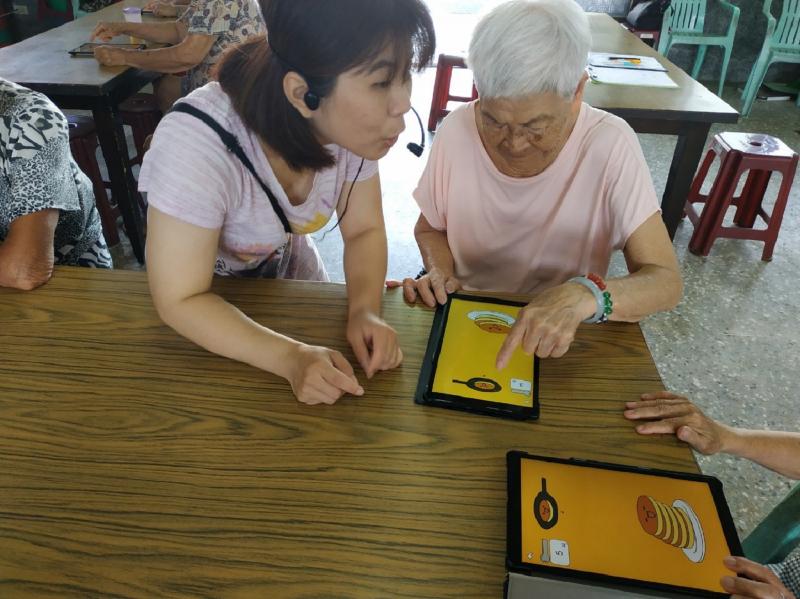 講師教導學員如何使用APP