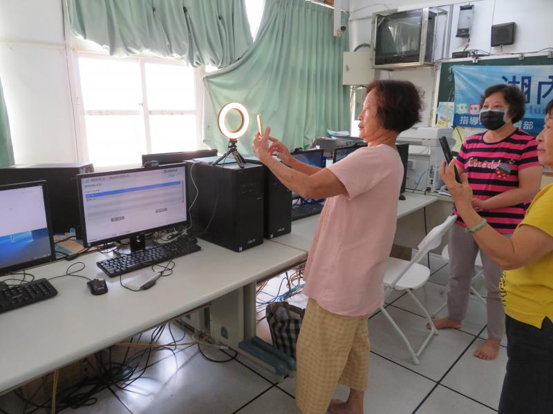 你看!我也會用網美燈來拍照，真的有蘋果肌耶!