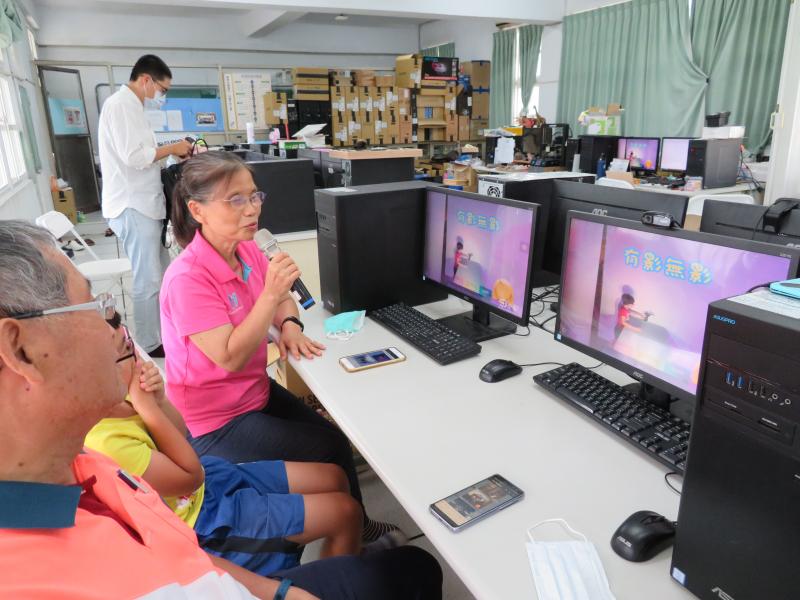 我不是在唱歌喔!我是在介紹我製作的影片啦!