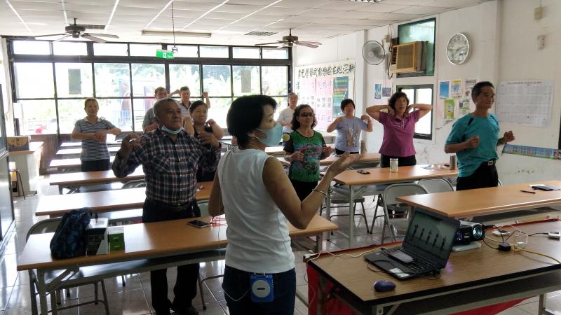 上Youtube 搜尋喜歡的影片，大家一起動一動