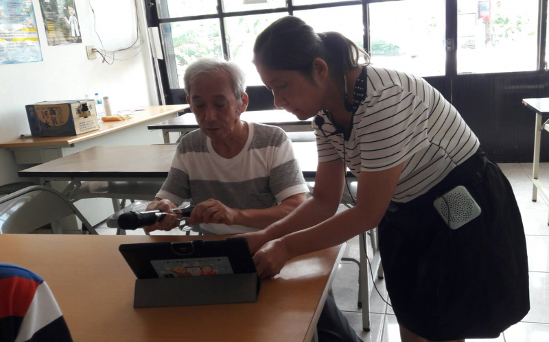 用平板，學員、講師尬歌