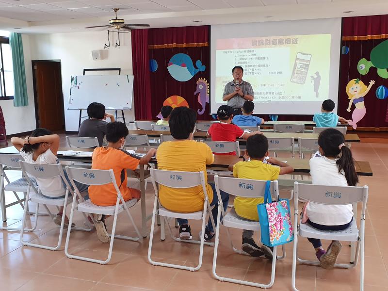 任新新興國小校長，在課前鼓勵小學員努力學習、將來成為數位能力高手.