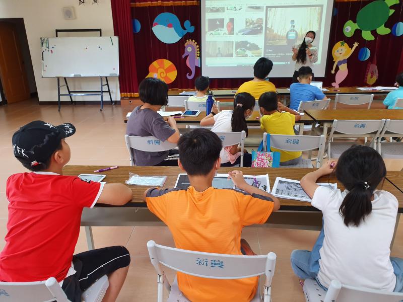 白老師介紹摩托車Google map 人員沿路拍照情形，並請學員下載自家住址並截圖貼上雲端共用資料夾內.