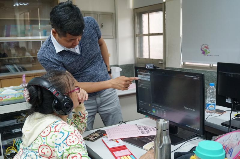 講師教導學員撰寫腳本