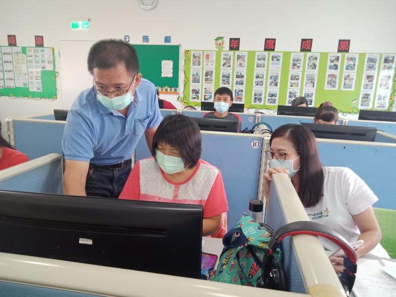 講師指導學員操作一頁網設計功能