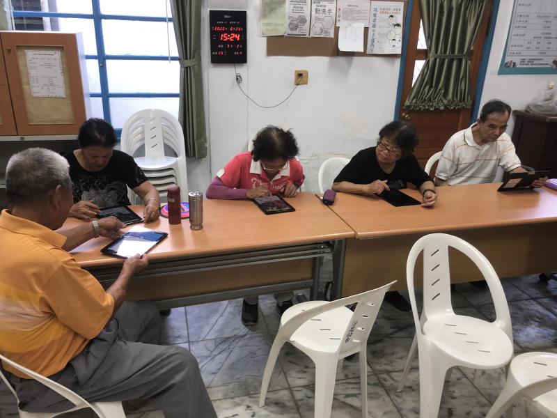 練習用平板製作長輩圖，製作完成長輩很有成就感