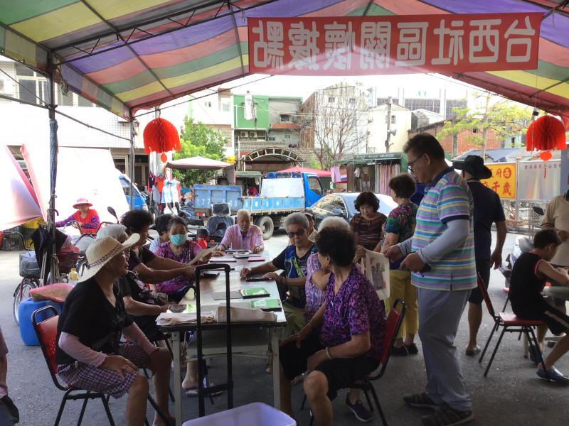 台西海天府廟宇廣場與長者有約上課情形