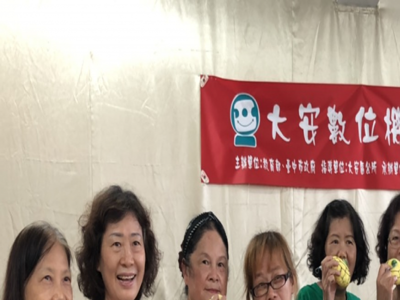 學員完成植物染作品-小海龜與講師合影