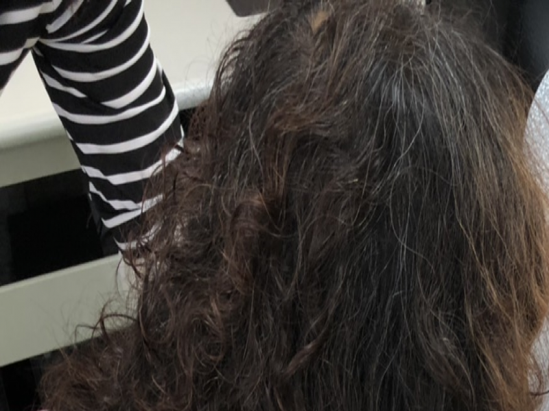 學員完成植物染作品,利用簡易攝影棚為作品拍下美美沙龍照