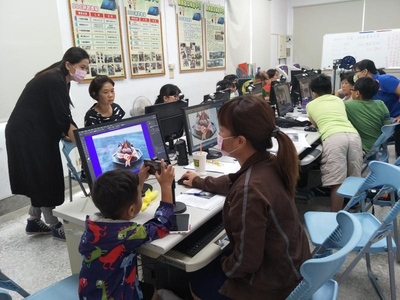 老師由淺入深慢慢講解，學員逐步在電腦上操作