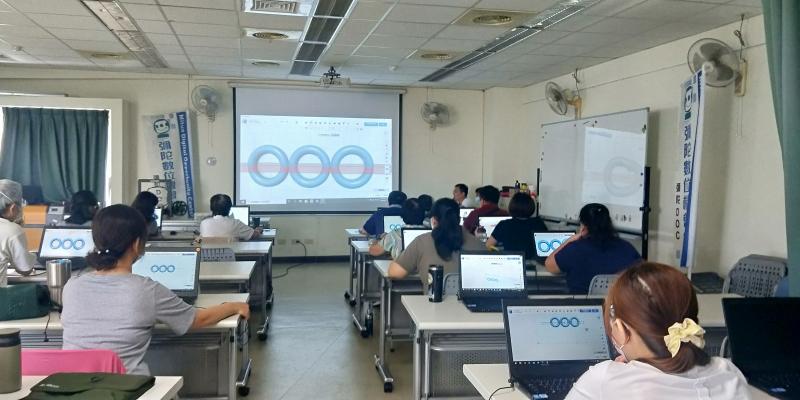 熒幕上老師畫的三個圓圈是什麼了？是車輪胎嗎？此刻老師正在教大家如何把圓圈變化成螺旋狀的圖形