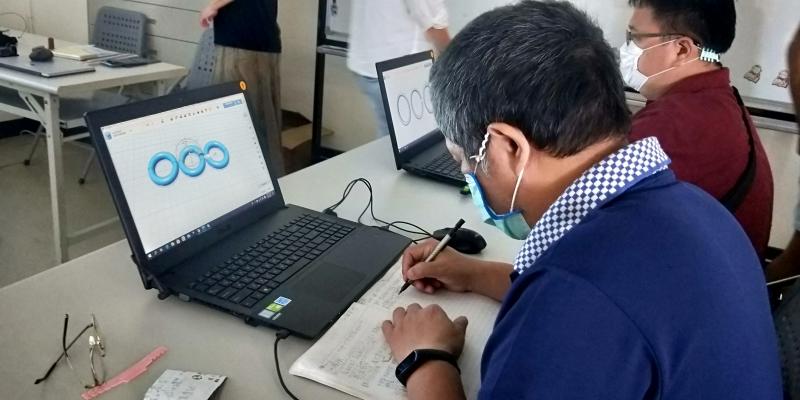 這位學員是對3D列印很感興趣，特地從市區過來學習，為了不影響大家的進度，他很認真的做著筆記怕錯過重要的部分