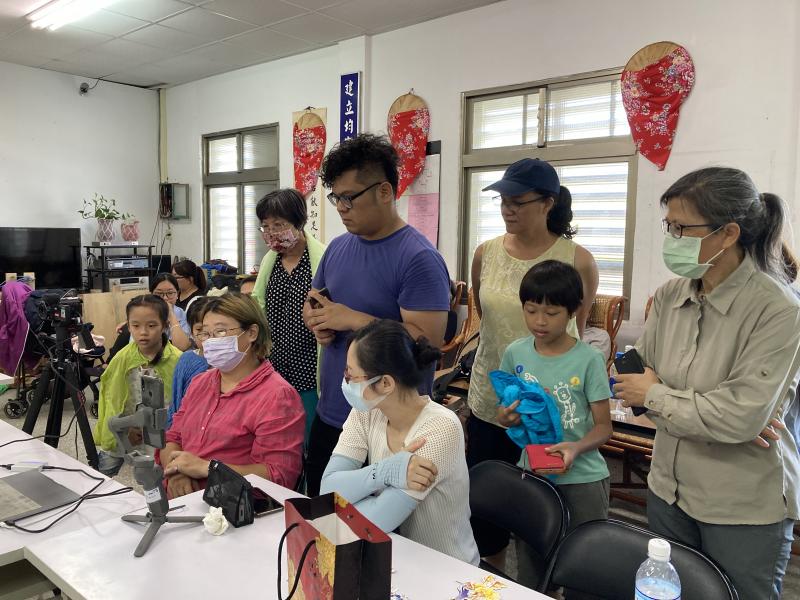 老師講解直播幕後操作技巧