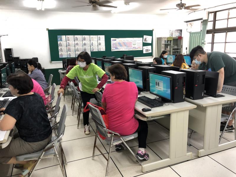 學員們認真聽課