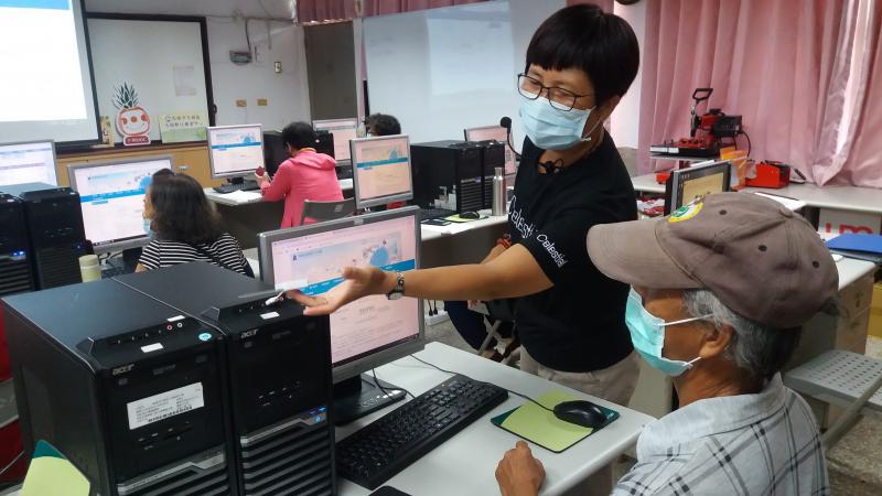 老師說明如何透過讀卡機, 使用健保卡註冊