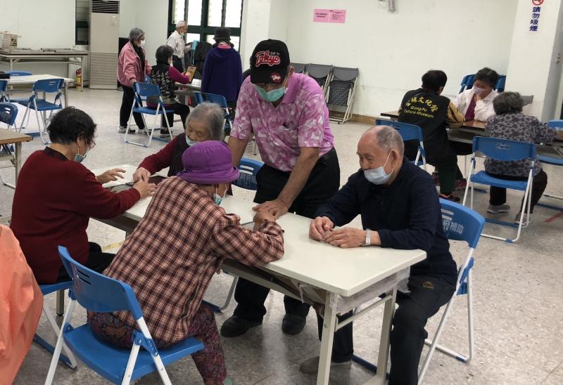 上課前協助長輩選3D圖，並分組討論