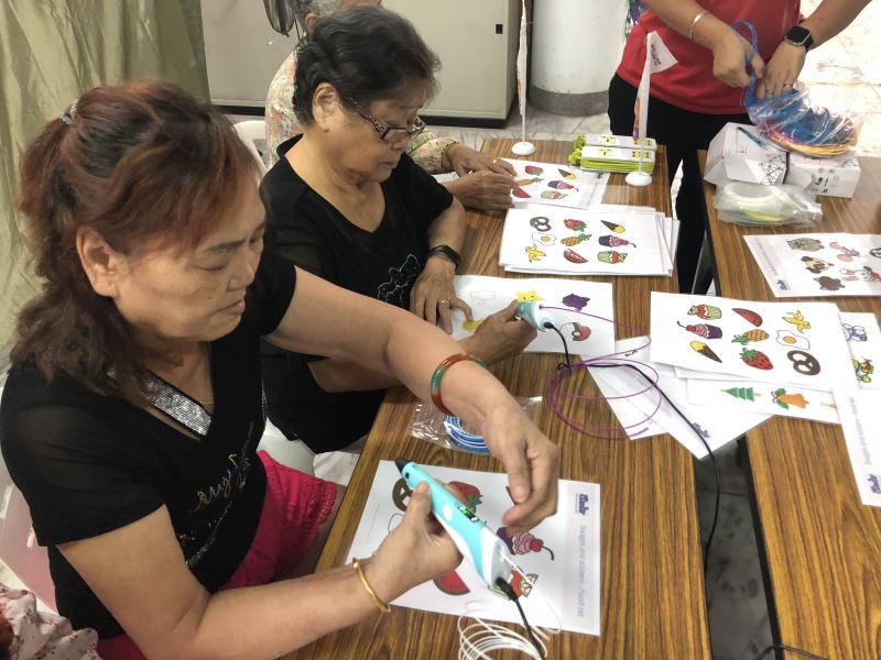 長輩們看到3D筆覺得特別新奇，想做完回家給孫子玩