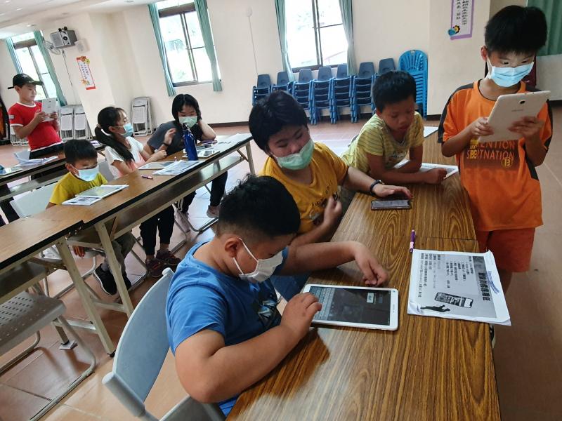 每位學員下載小影後專注編輯神情畫面.