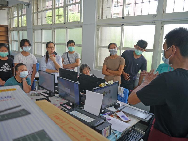 近距離教學，實際案例說明，讓學員看清楚瞭解整個熱轉印的過程。