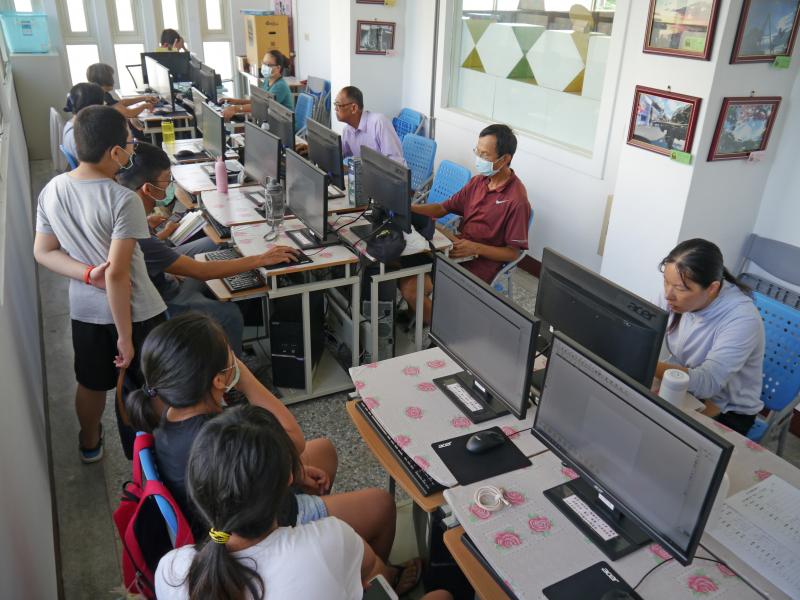 學員於電腦前，著手設計專屬自己的馬克杯圖騰，彼此間相互交流和提供意見。