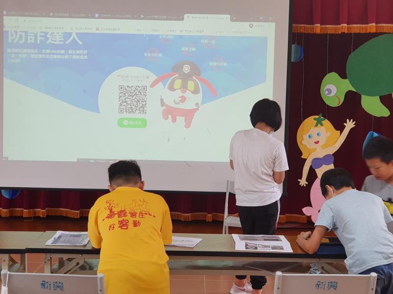 老師補充教材_學員以平板掃描投影佈幕中QR_code趨勢科技防詐達人加入畫面.