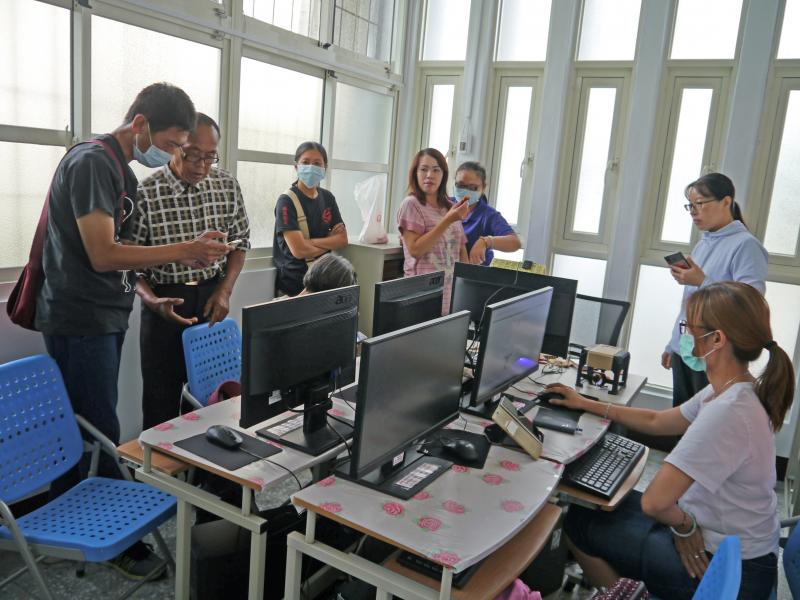 講師協助學員找尋適合雷雕的照片或圖片。