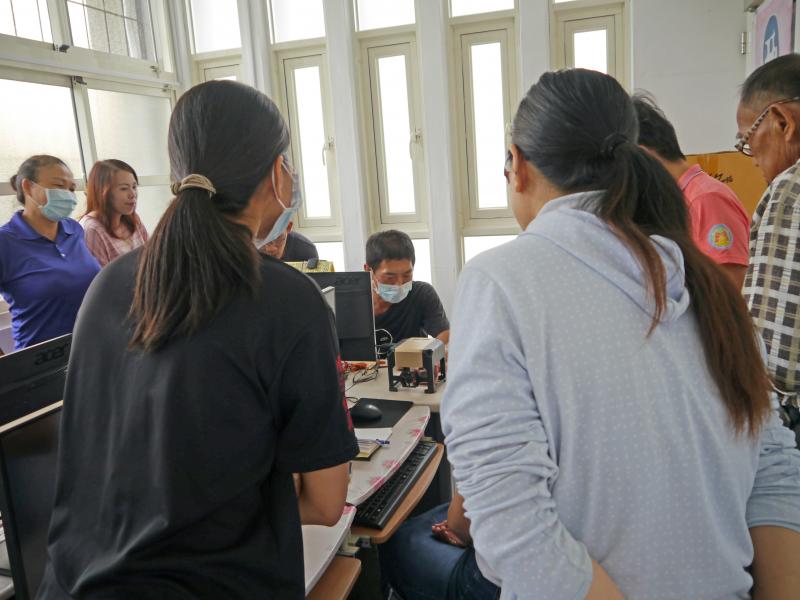 學員們瞭解並體驗雷雕機操作，也學習雷雕過程需注意的相關流程。