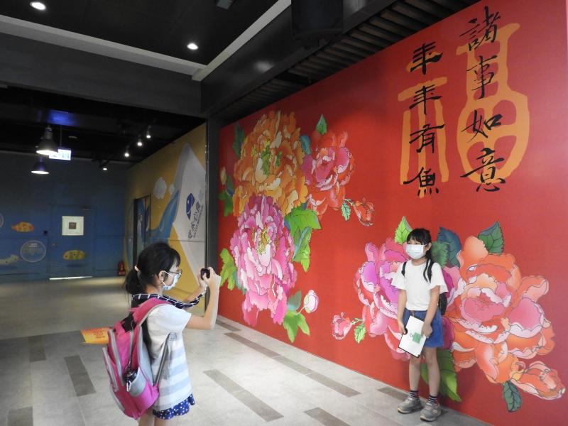 老師一開始先請大家把手機交出來，清潔鏡頭是最重要的，老師教學員怎麼清潔，後來學習手機拍攝基本技巧，如何構圖九宮格  和利用 修片軟體APP –Snapseed，教完後前往安老師一開始先請大家把手機交出來，清潔鏡頭是最重要的，老師教學員怎麼清