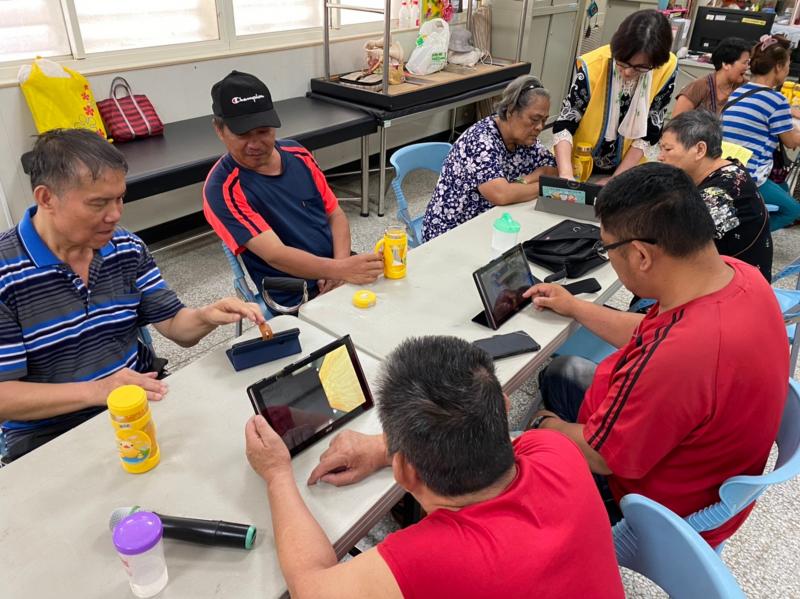 平板電腦也幫助老人家活絡手指末梢神經，使關節不易退化。老人家們對學習平板都非常感興趣，到課程結束都仍然意猶未盡。