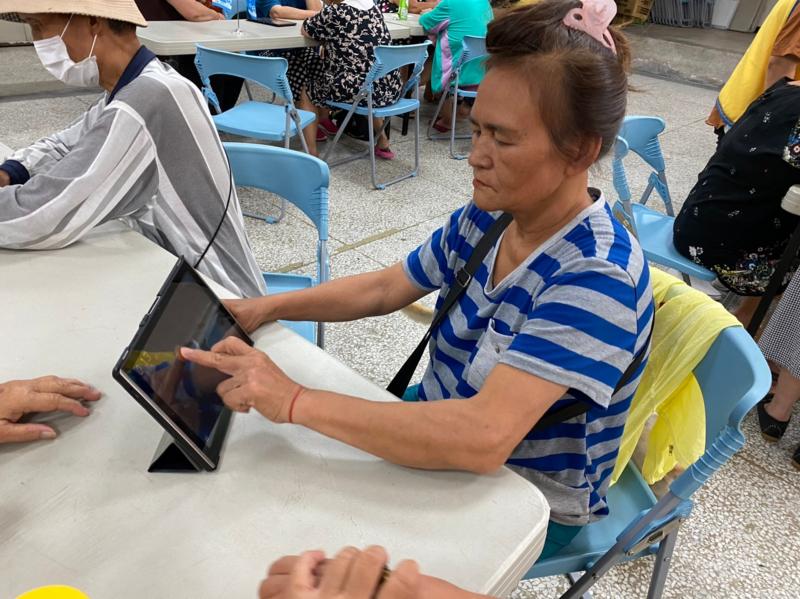 平板電腦可以看影片、看新聞、玩遊戲、查資料，幫助年老者在學習平板上能產生更多的學習動力。也了解到平板電腦可以如此豐富日常生活，各個長者們都玩得不亦樂乎。