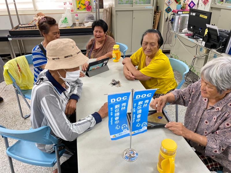 透過平板電腦，可以幫助老人家學習新的觀念和知識，讓他們覺得自己不至於與社會脫節，也可以藉由遊戲讓他們活化頭腦細胞，不容易得老人痴呆症。