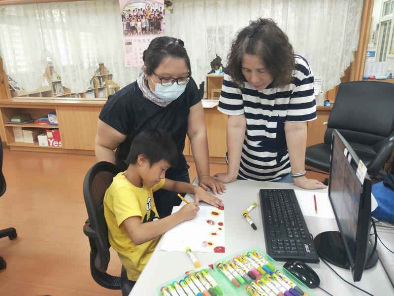 此次的作品主題設定為原住民太魯閣族，學員開始發揮想像力，加入許多太魯閣族的傳統元素，並開始手繪自己的繪畫作品。