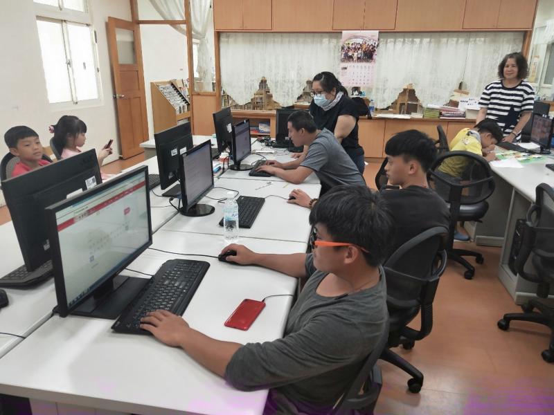 學員們各個認真的在電腦上繪製專屬於自己的繪圖作品。