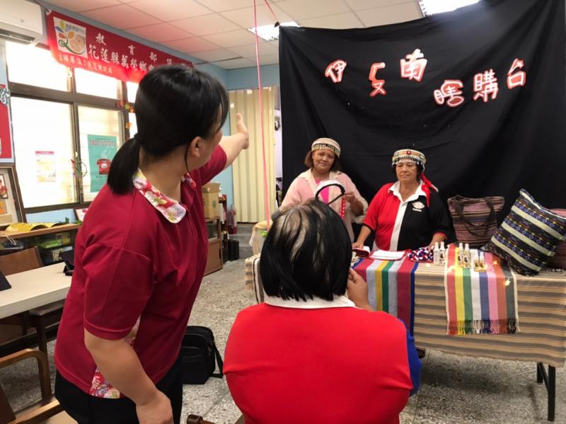 講師一旁指教學員拍攝場景的要點。