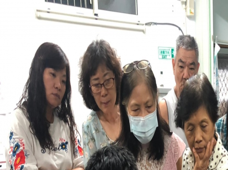 講師示範如何操作智慧型手機