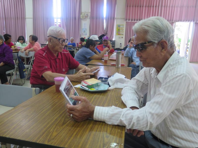 長輩使用平板電腦查詢「臺灣閩南語教學網」，學習臺灣母語。